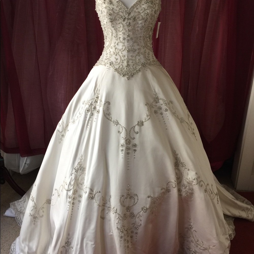 Eve of Milady Absolutely Stunning Gown (style4317)
