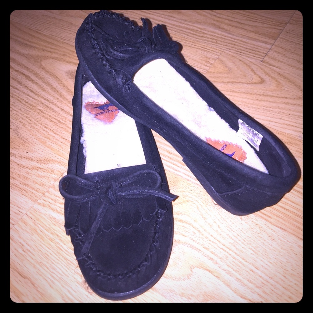 Super cute black moccasins!