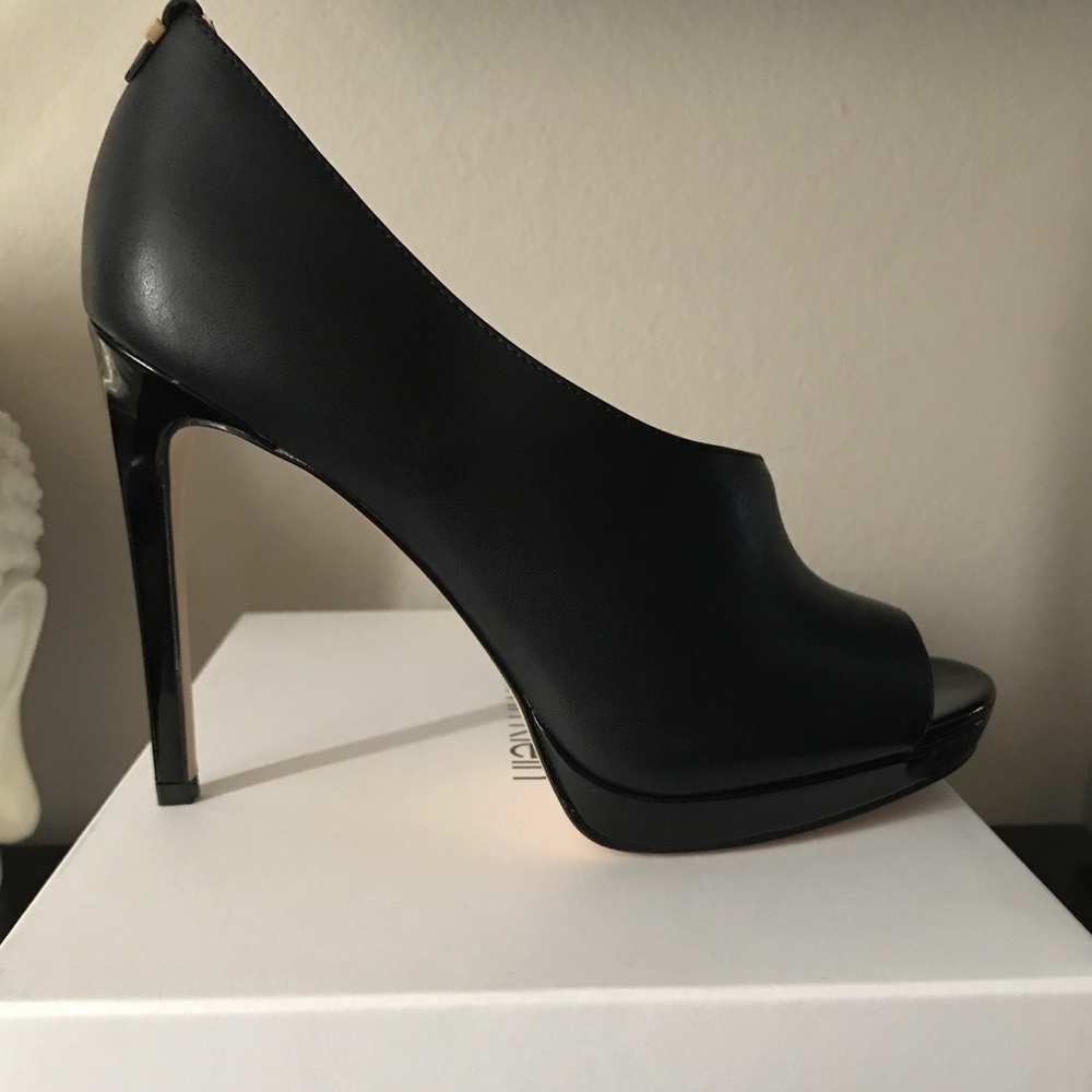 Calvin Klein “SAIRA PUMPS”
