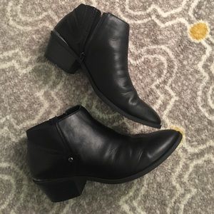 Vera Wang Black Boots/Booties