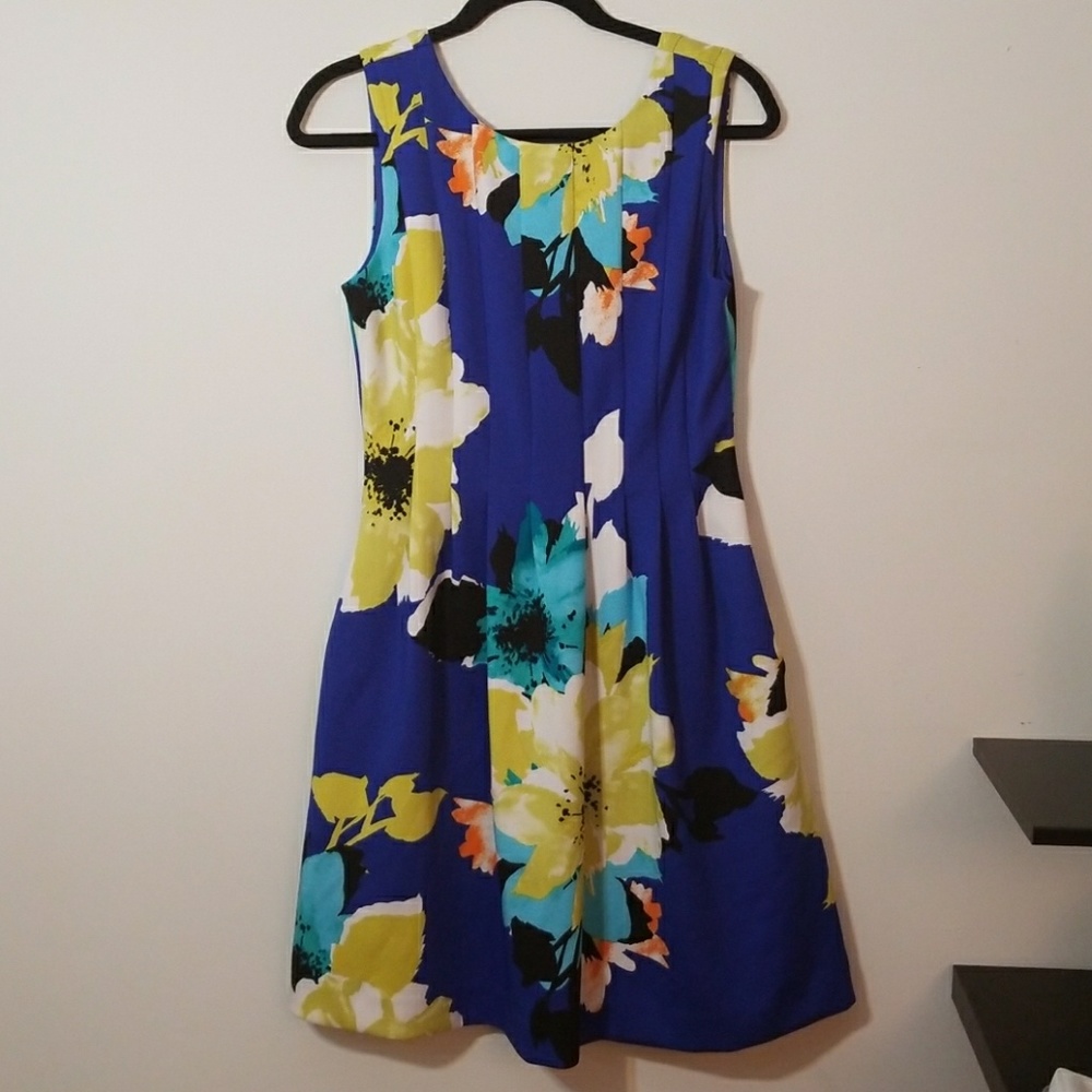 Like new floral dress with pockets