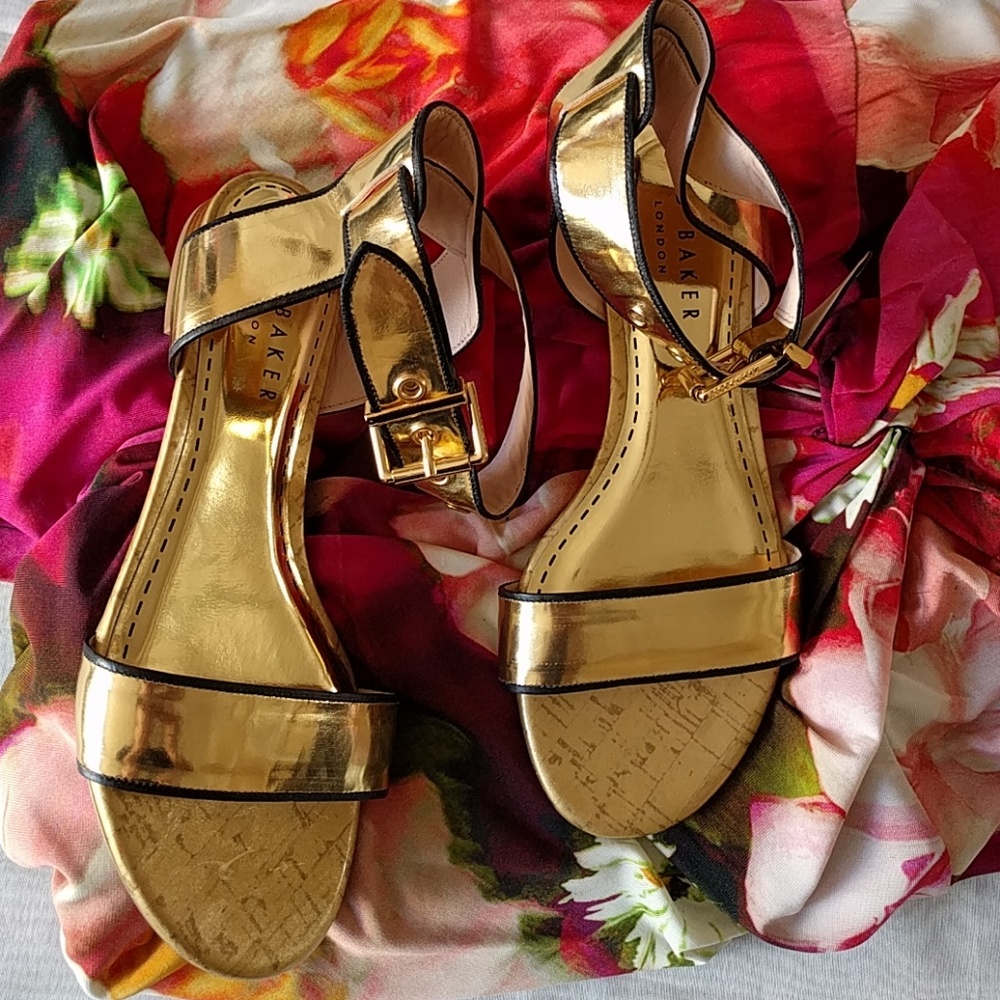 🎉HP 4/7🎉 New Ted Baker "Ruz" Strappy Sandals