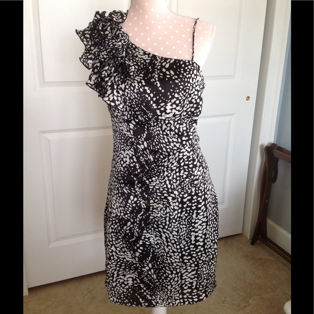 One shoulder Black/White dress