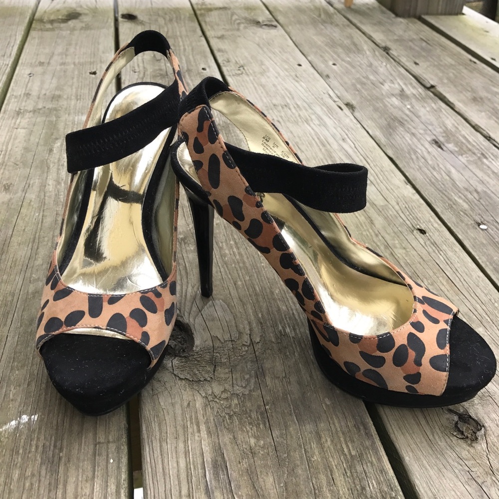 NWOT Carlos Santana Leopard Heels