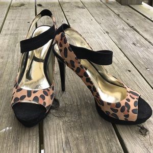NWOT Carlos Santana Leopard Heels