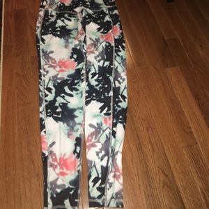 NWOT Old Navy printed go-dry leggings