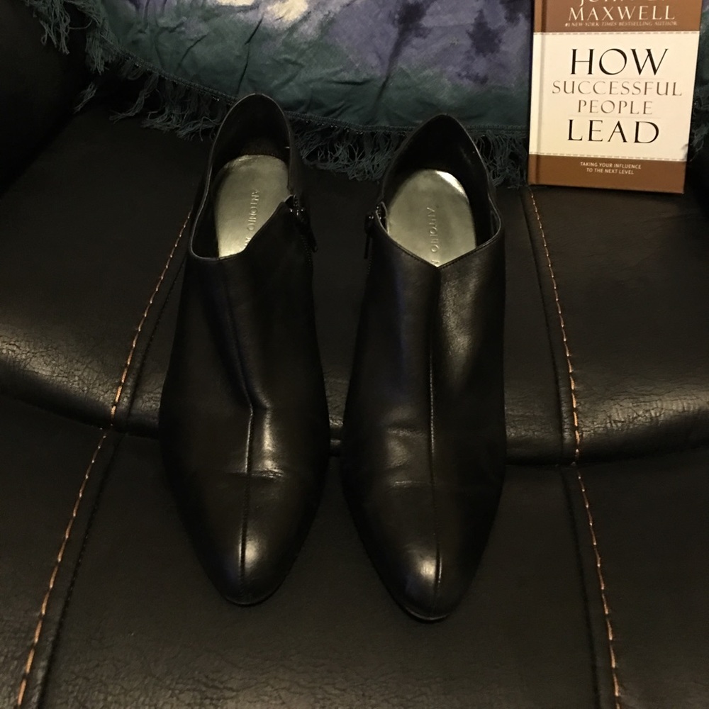 Pointy leather toe girls!