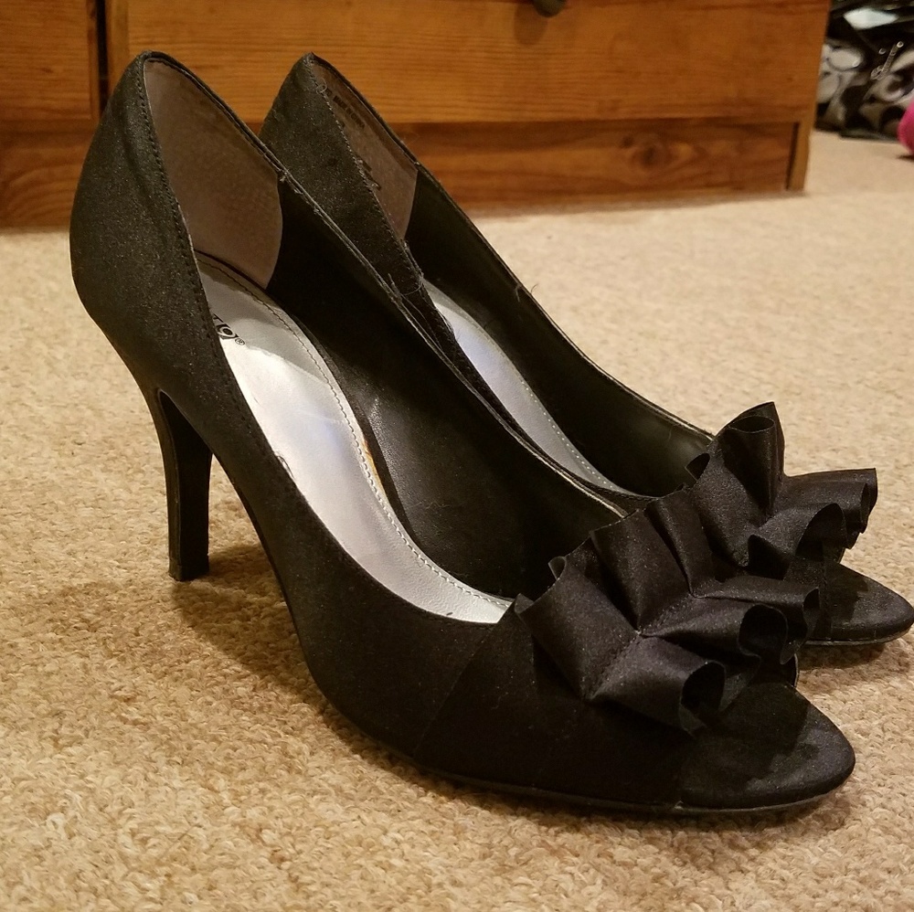 Black Ruffle Heels