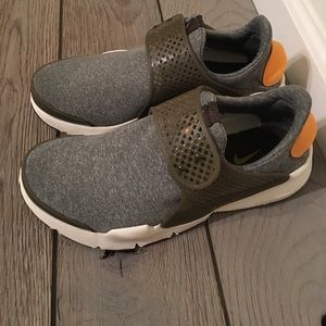 Like New NIKE Sock Dart- Olive Green Size 8