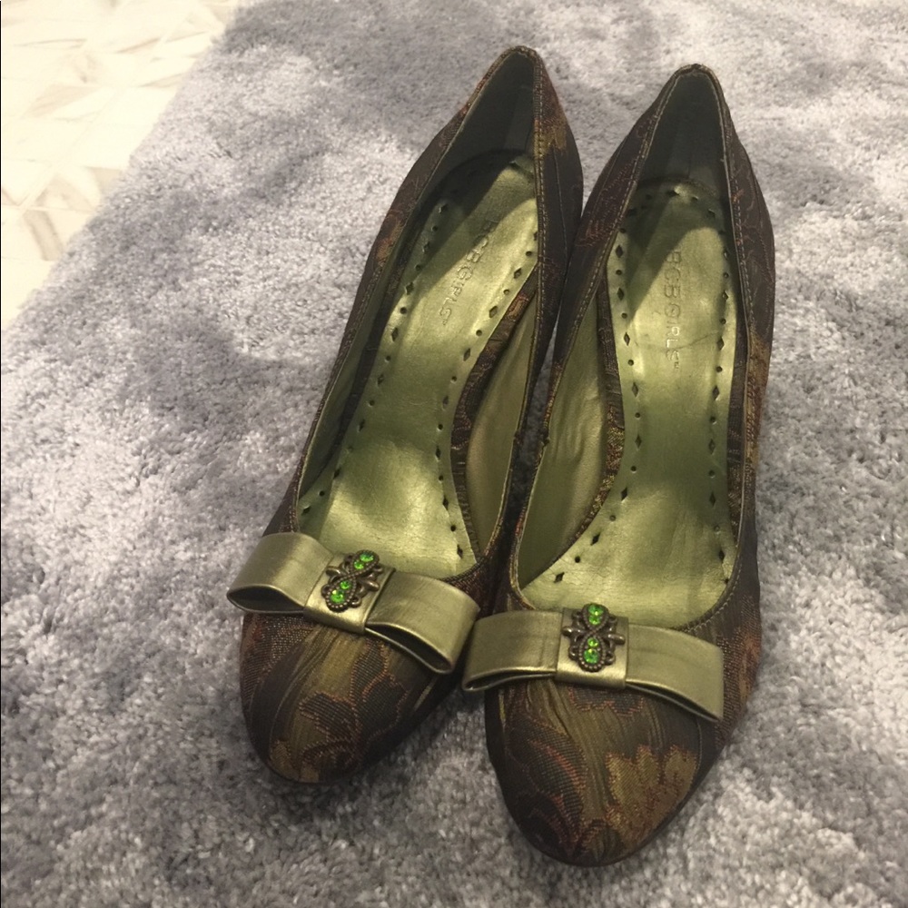 Unique green BCBG shoe