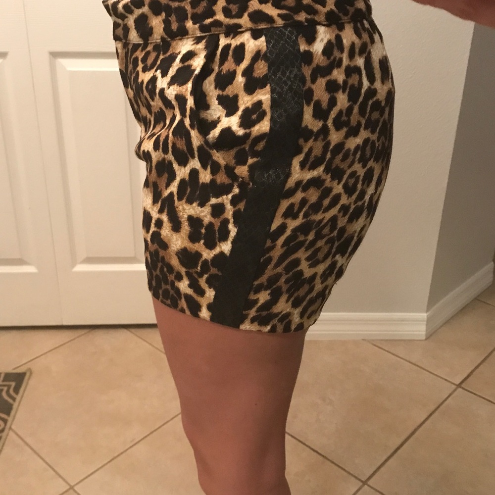 Esley stylish leopard print shorts - Picture 3 of 5