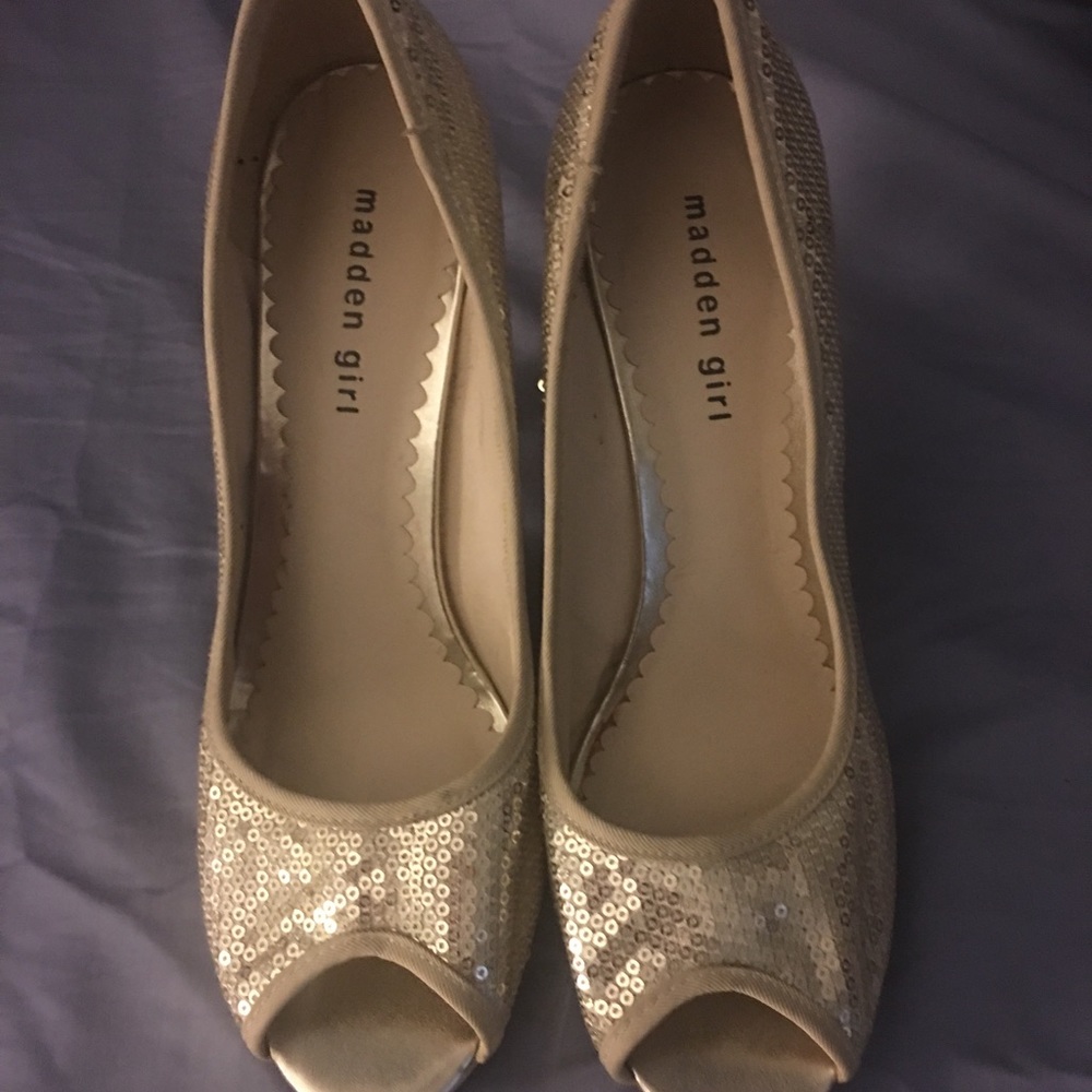 Gold peep toe pumps- Great for Halloween!!!