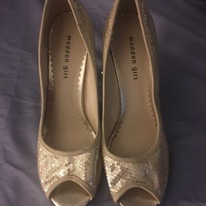 Gold peep toe pumps- Great for Halloween!!!