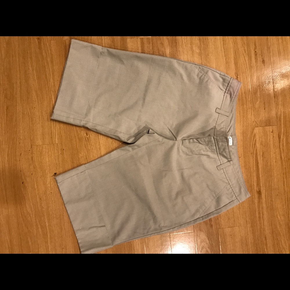 Nice cuffed kaki short. Like new
