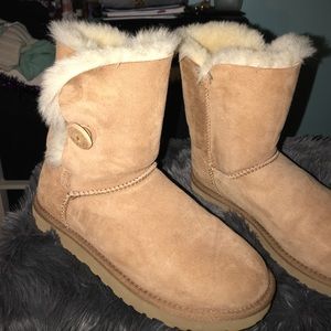 Bailey button short uggs. Brand new.