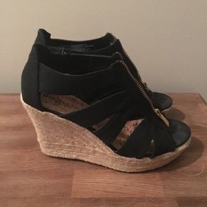 Black wedges