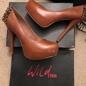 Wild Pair Tan closed in pumps/heels
