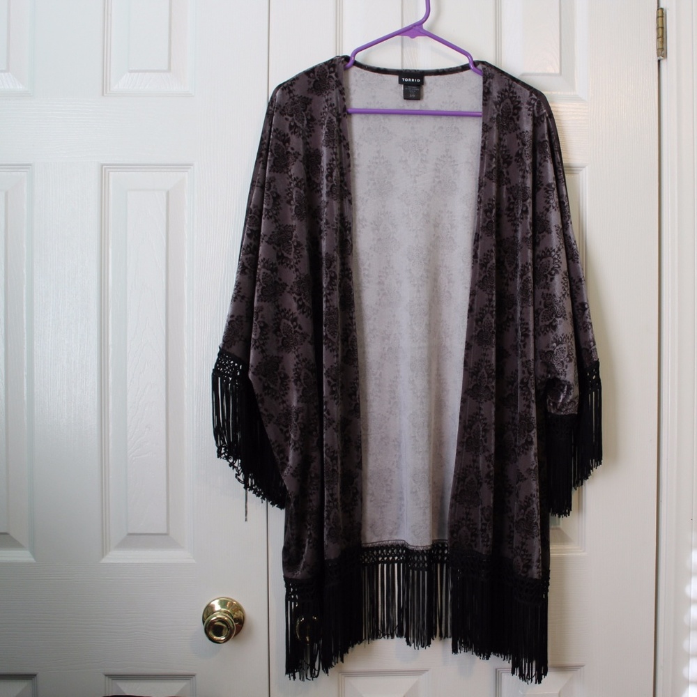 TORRID Gray Velvet Fringe Kimono Size 2/3 - Picture 6 of 8