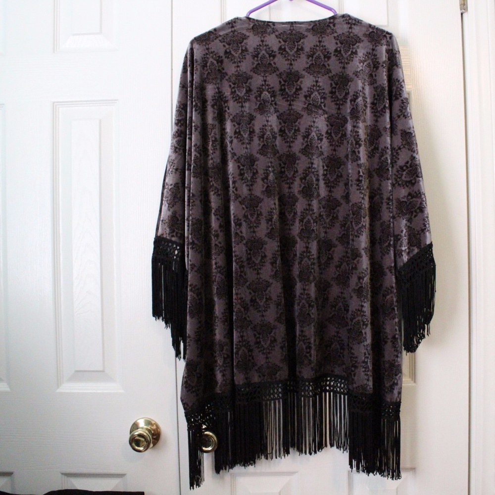 TORRID Gray Velvet Fringe Kimono Size 2/3 - Picture 7 of 8