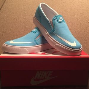 Nike Toki Slipon • Youth 6.5 • Approx women’s 8.5*