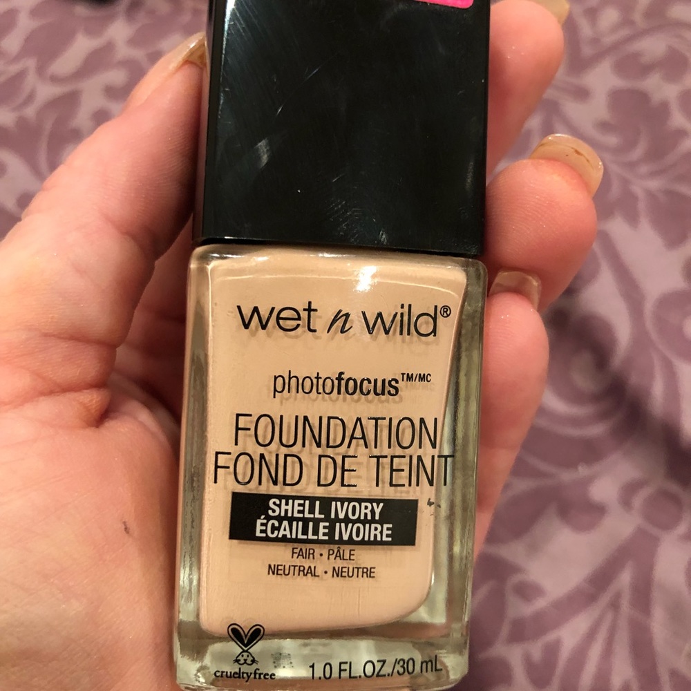 Wet N Wild photofocus Foundation in Shell Ivory