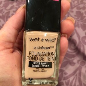 Wet N Wild photofocus Foundation in Shell Ivory