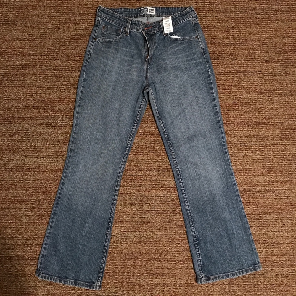 Signature Levi Strauss Mid Rise Bootcut 10 Short