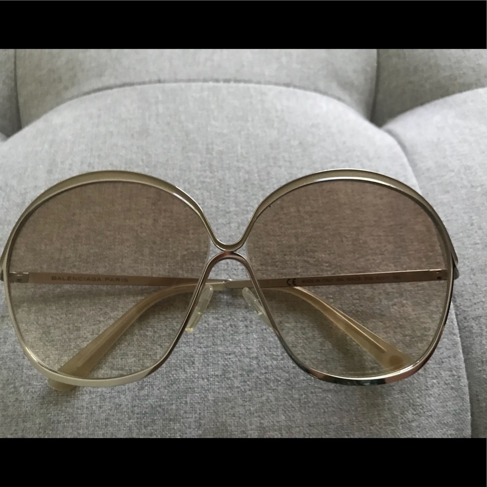 Gorgeous Ultra Chic Balenciaga Sunglasses - Picture 2 of 8