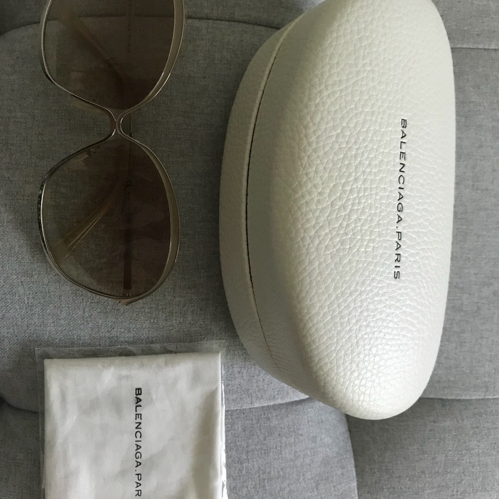 Gorgeous Ultra Chic Balenciaga Sunglasses - Picture 5 of 8