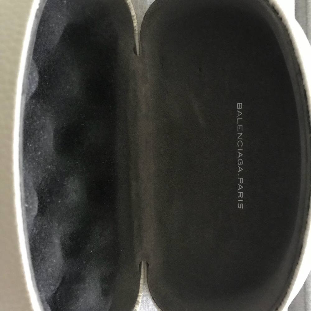 Gorgeous Ultra Chic Balenciaga Sunglasses - Picture 6 of 8