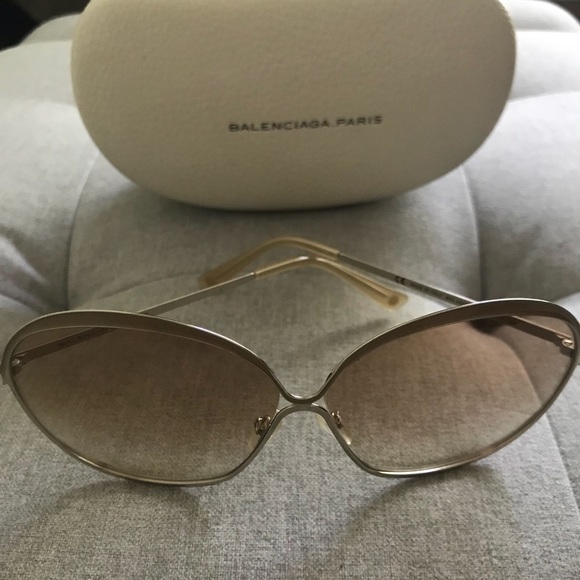 Gorgeous Ultra Chic Balenciaga Sunglasses - Picture 3 of 8
