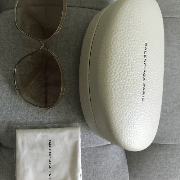 Gorgeous Ultra Chic Balenciaga Sunglasses - Picture 5 of 8