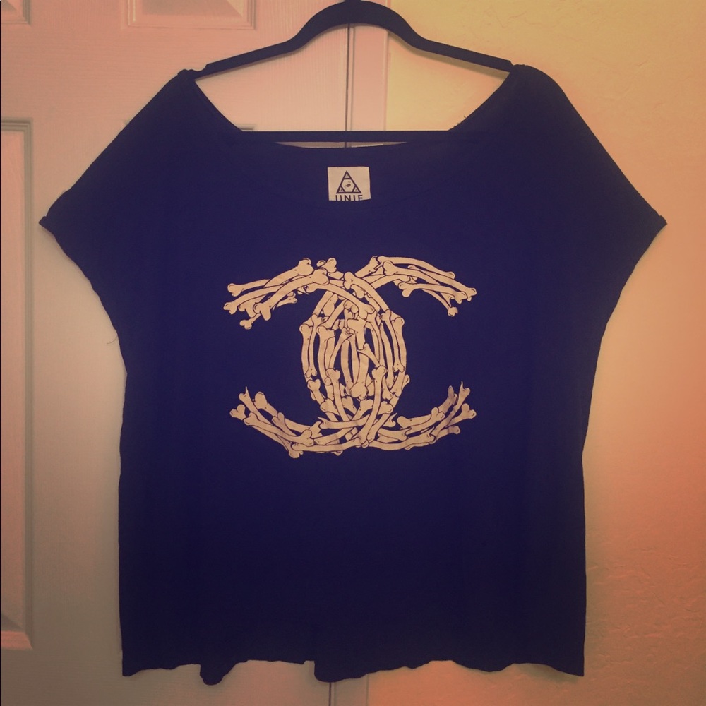 💥price drop💥Distressed Unif Chanel flowy tee