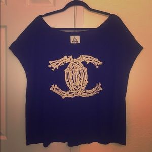 💥price drop💥Distressed Unif Chanel flowy tee