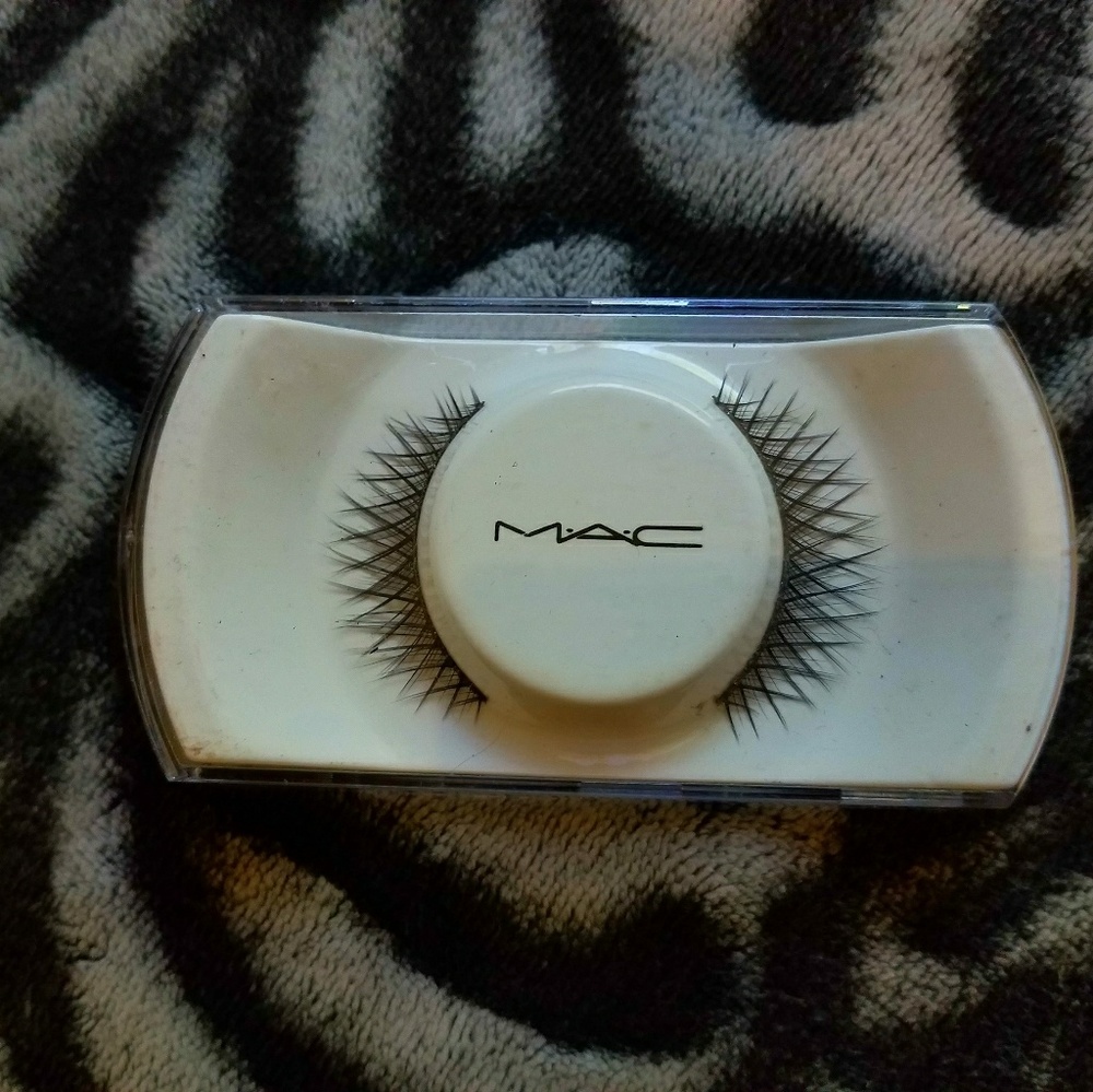 👀 MAC #41 Criss Cross Lashes 👀 - Picture 2 of 3