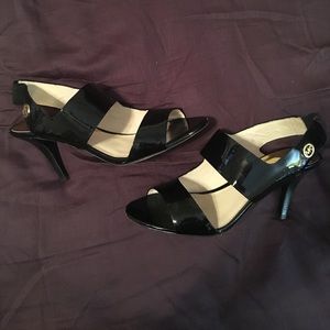 Size 7 patent black Michael Kors heels