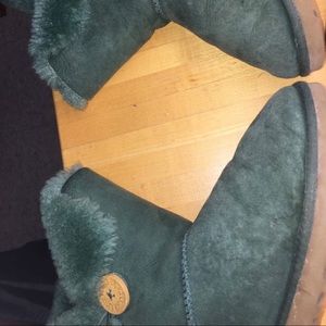 SOLD ‼️‼️‼️‼️‼️ Forrest Green Bailey Button Uggs