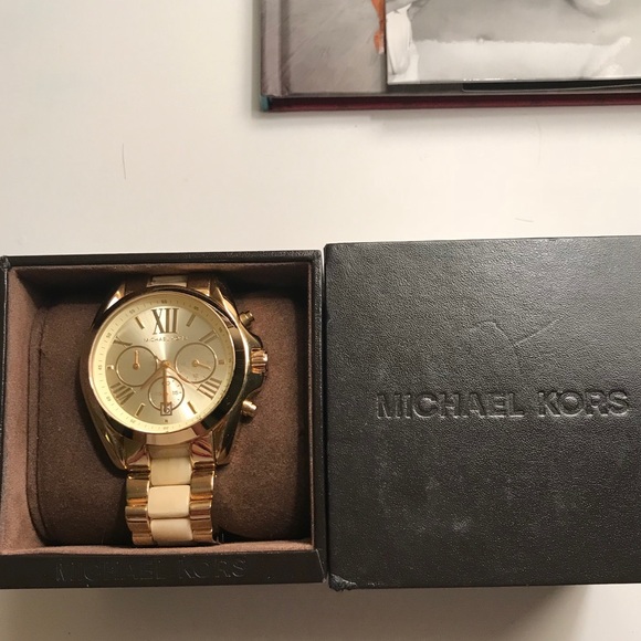 Michael Kors gold and shell watch ⌚️ - Picture 3 of 7