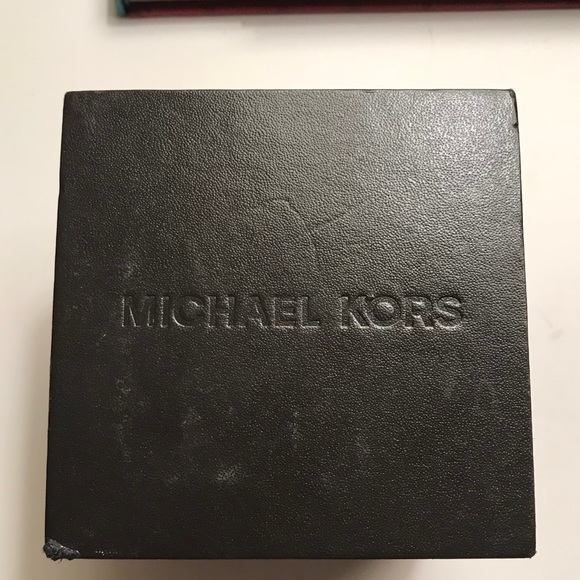 Michael Kors gold and shell watch ⌚️ - Picture 4 of 7