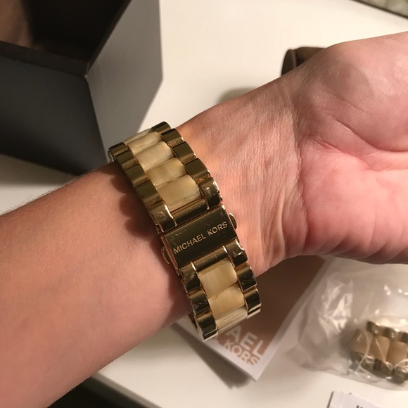 Michael Kors gold and shell watch ⌚️ - Picture 6 of 7