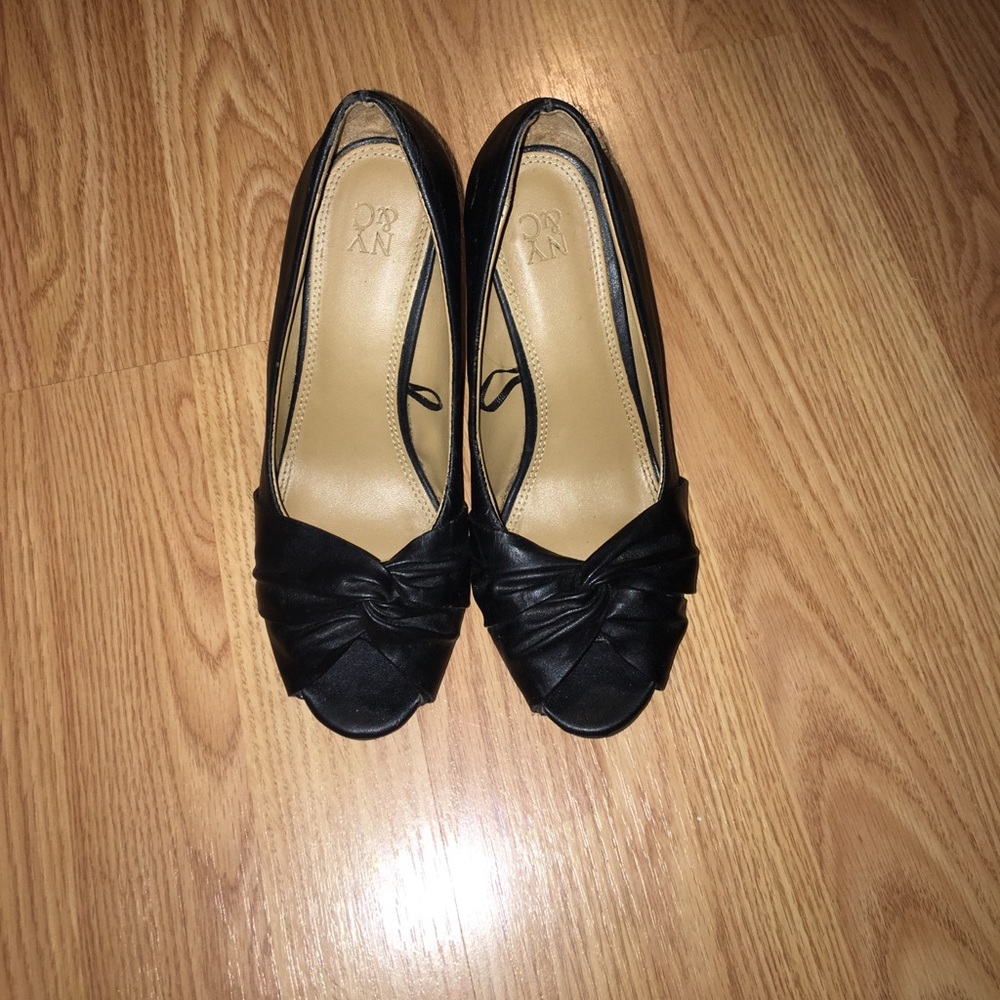 NY&C black toe peep wedges