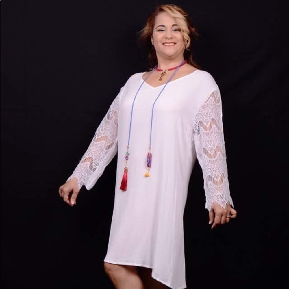 White knee-length dress, with long sleeves in lace