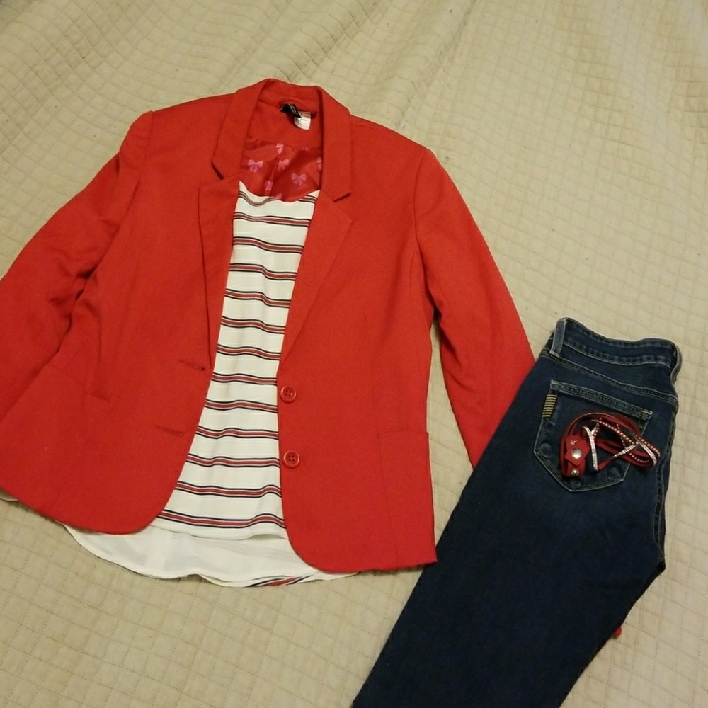 Tuxedo style blazer in Christmas red! H&M
