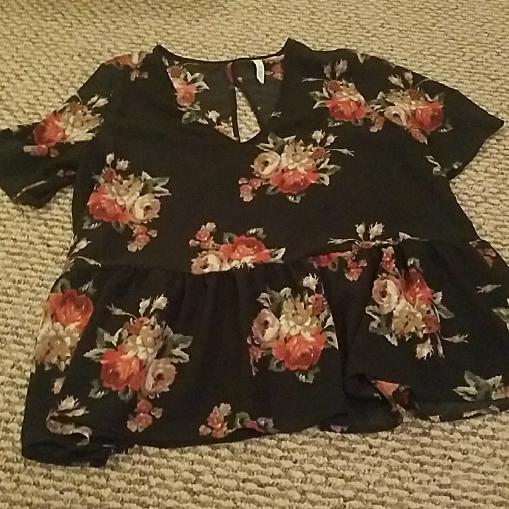 VNeck, floral, peplum top! Open back!
