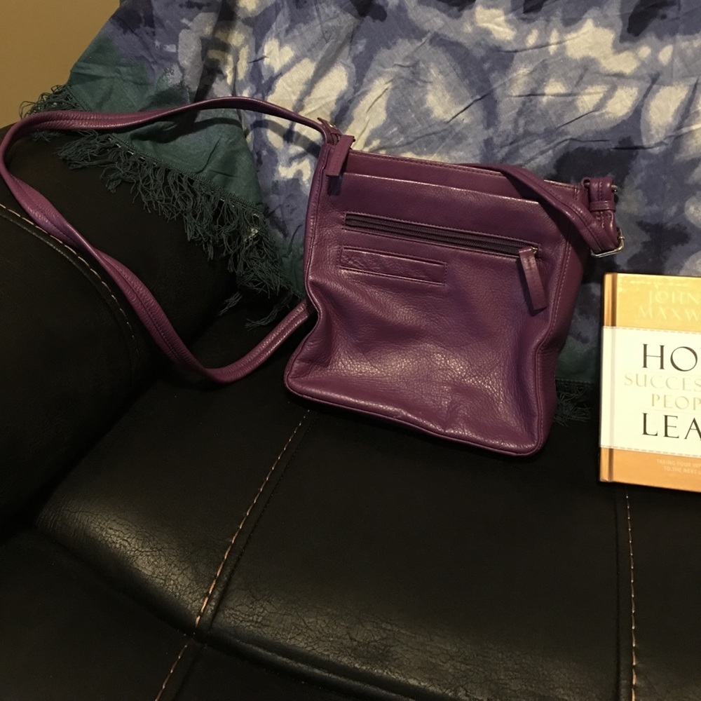 Etienne Aigner purple cross body. - Picture 2 of 8