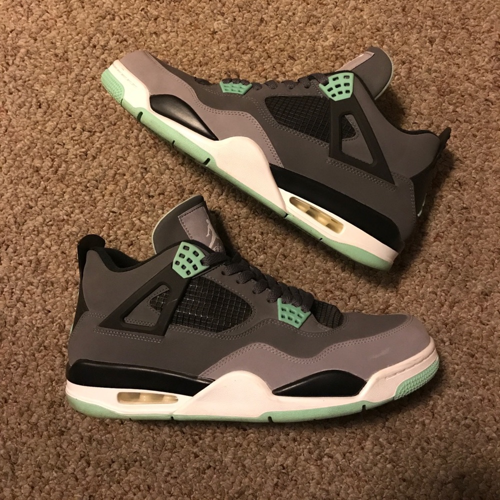 Air Jordan IV green glows