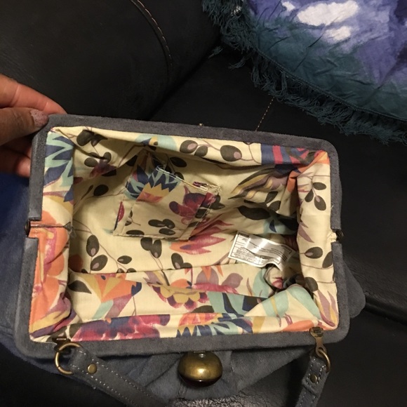 Avon gray suede type material clutch/shoulder bag. - Picture 4 of 7