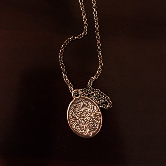 Flower Design Pendant - Picture 2 of 2