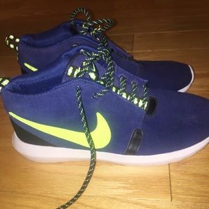 Nike Roshe high top shoe