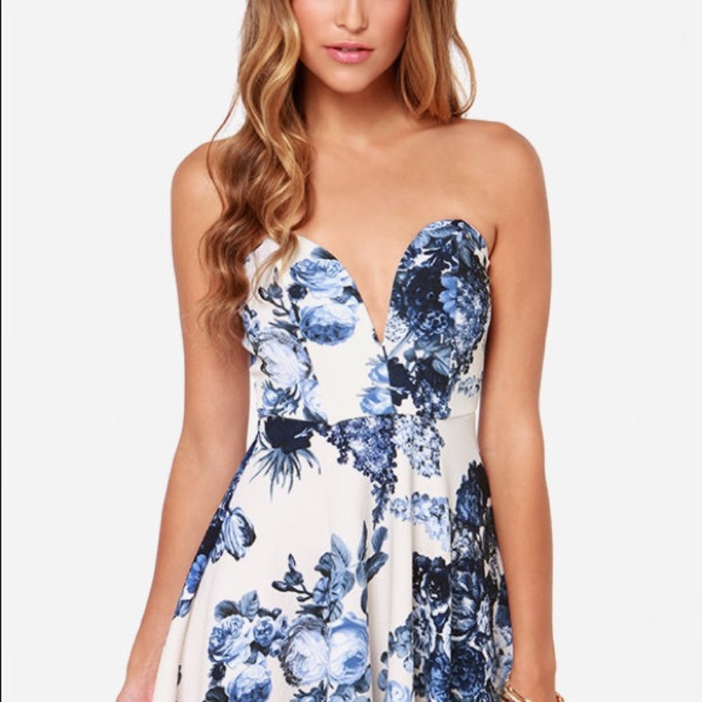 Lulu’s strapless low-cut floral dress
